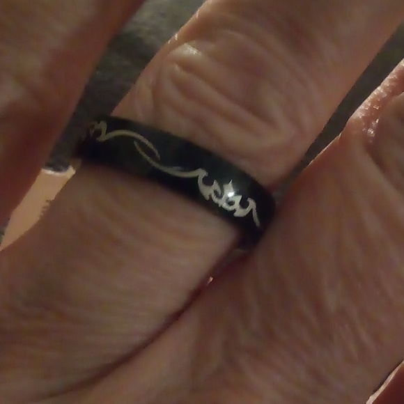❤️3/$10❤️ NWT Stainless Steel Black Ring Punk Style Pattern Ring - Size 9 - Picture 2 of 6